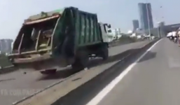 Xe chở rác vô tư đi ngược chiều trên cầu vượt Mễ Trì